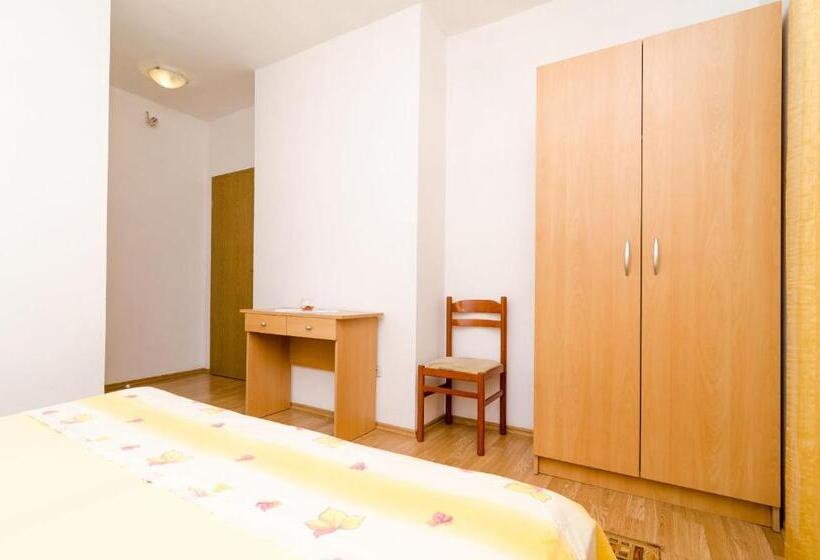 חדר בסיסי, Rooms Karla