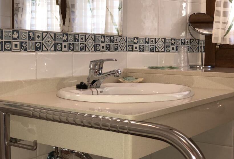 غرفة قياسية لذوى الاحتياجات الخاصة, San Francisco Rural