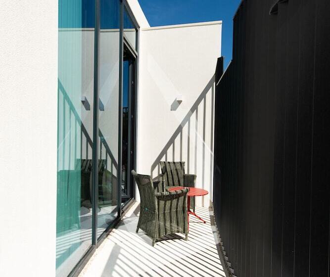 スタンダードルーム, Grapple