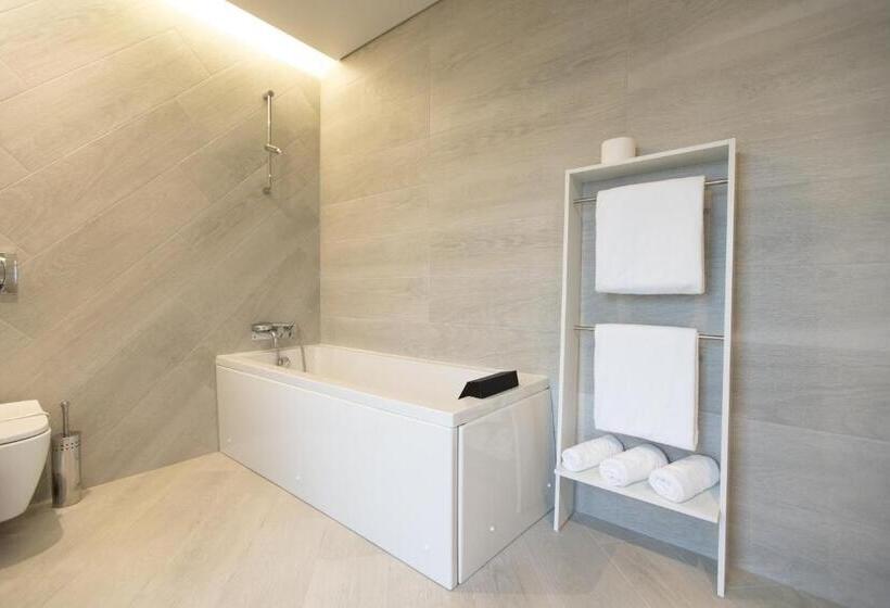 ツーベッドルーム　ヴィラ, Grapple