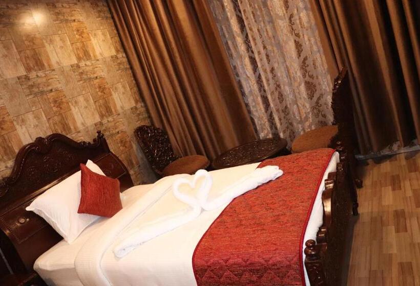 Family Suite, Hyders Park  The Luxury