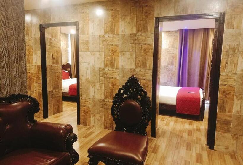 Family Suite, Hyders Park  The Luxury