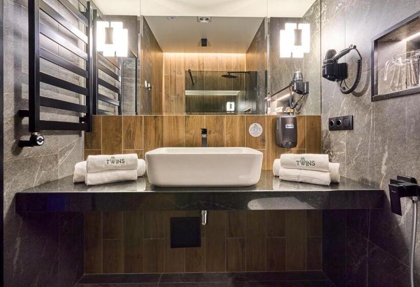 جناح جونيور, Twins Hotel & Spa