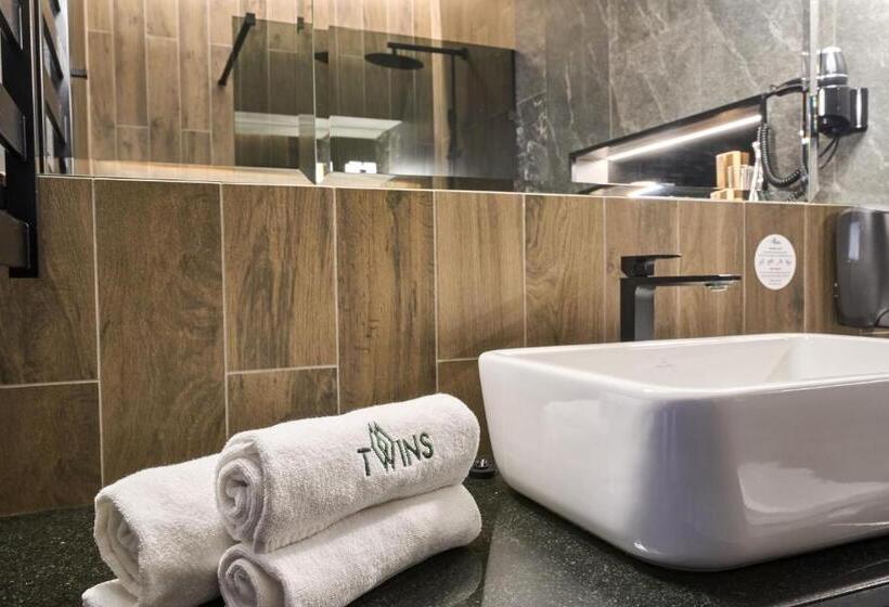 جناح جونيور, Twins Hotel & Spa