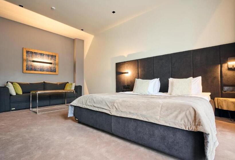 جناح جونيور, Twins Hotel & Spa