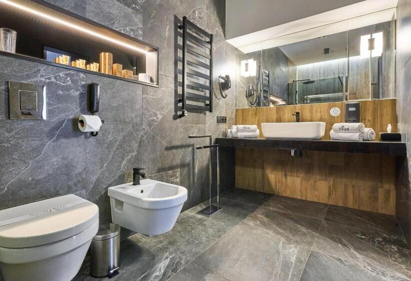 جناح جونيور عائلى, Twins Hotel & Spa