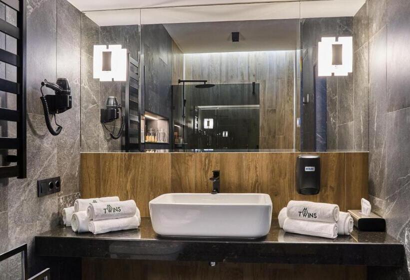 جناح جونيور عائلى, Twins Hotel & Spa