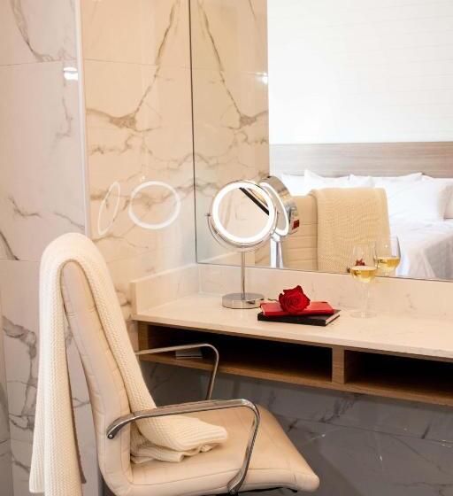 자쿠지 스위트, Colonial Hotel & Suites