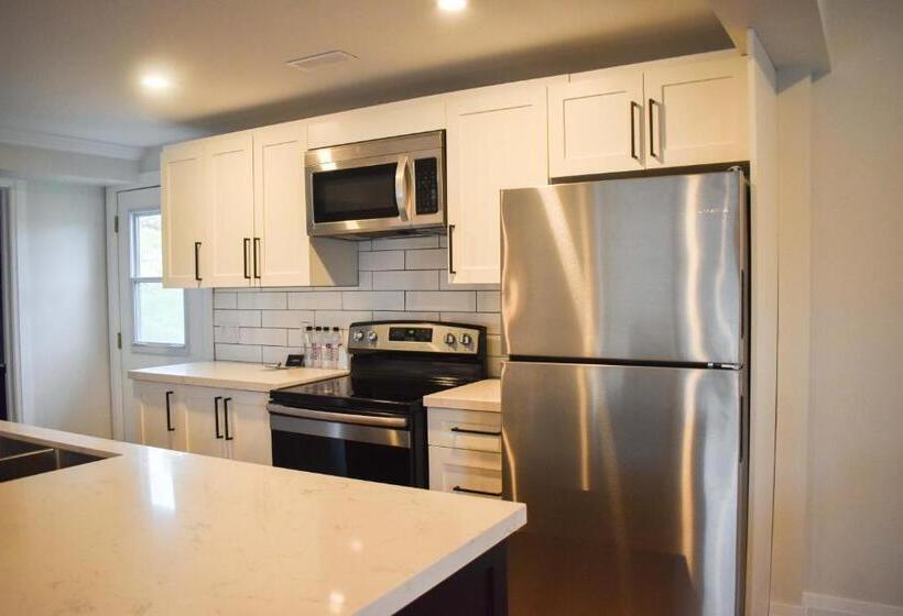 منزل 4 غرف نوم, Colonial Hotel & Suites