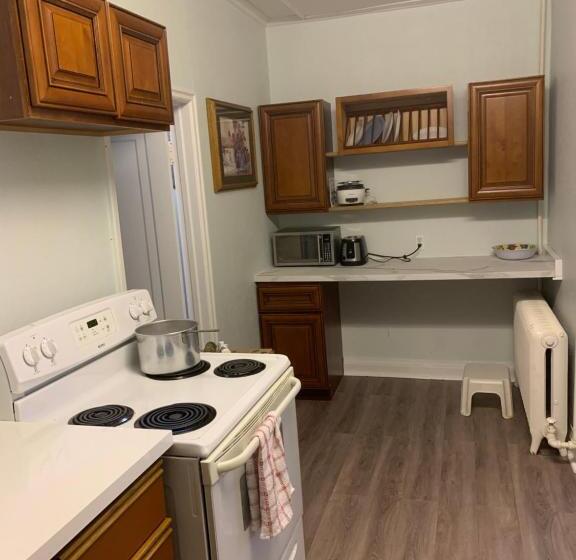 חדר משפחתי, Marmora And Lake Inn