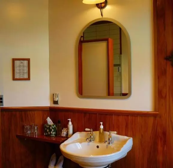 Deluxe Suite King Bed, Holly Homestead B&b