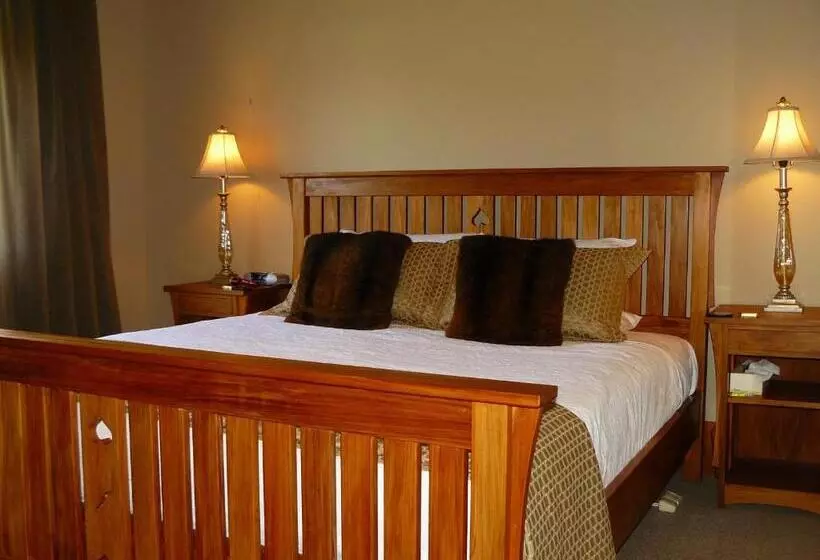 Deluxe Suite King Bed, Holly Homestead B&b