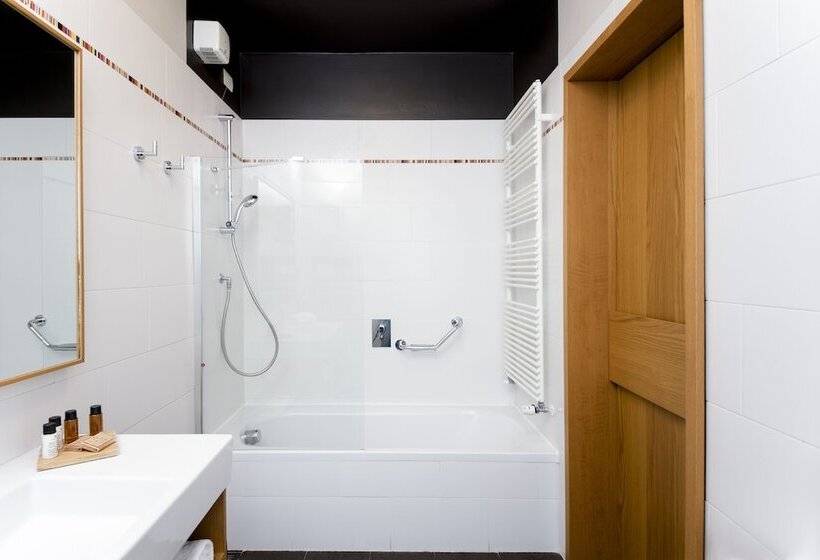 标准三人间, Osteria Della Pista Dal 1875