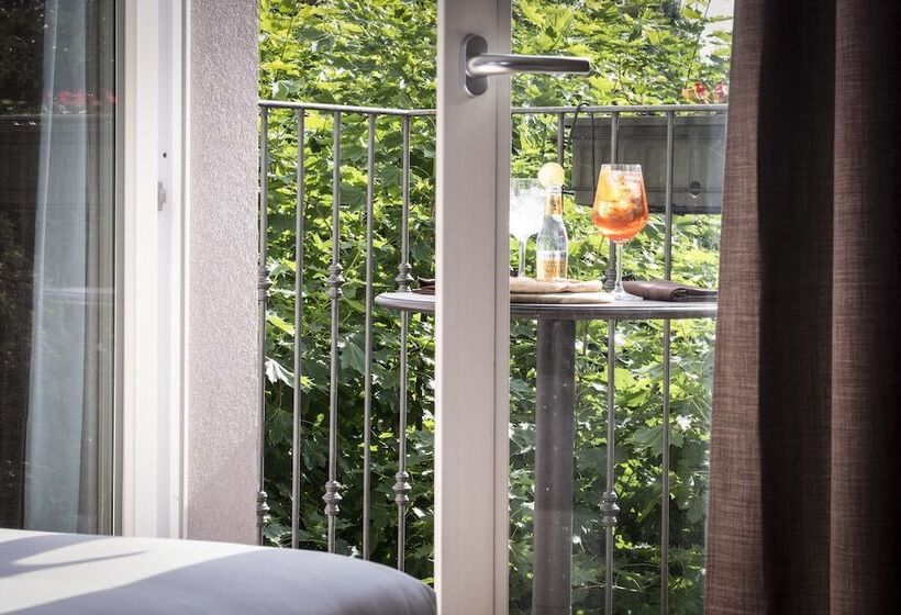 标准三人间, Osteria Della Pista Dal 1875