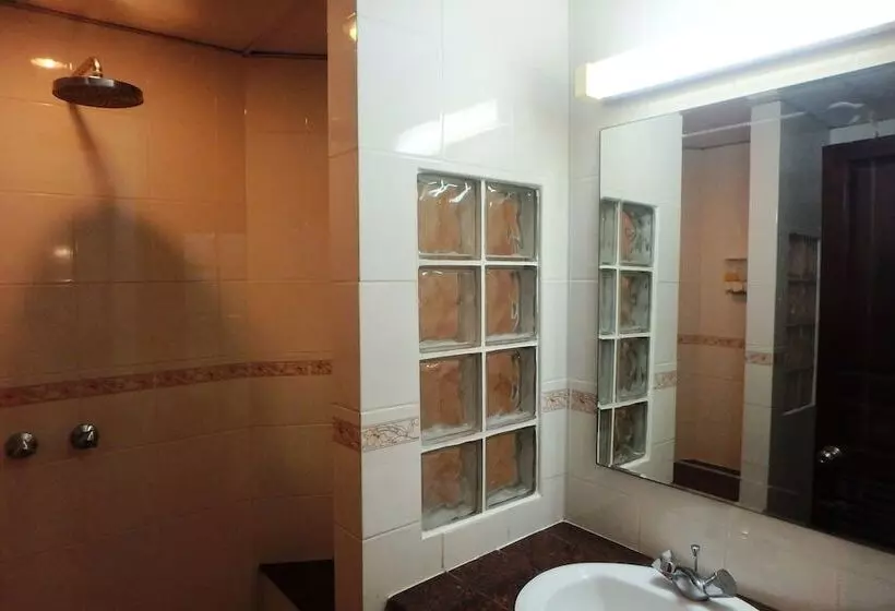 اتاق استاندارد, Paradise Inn