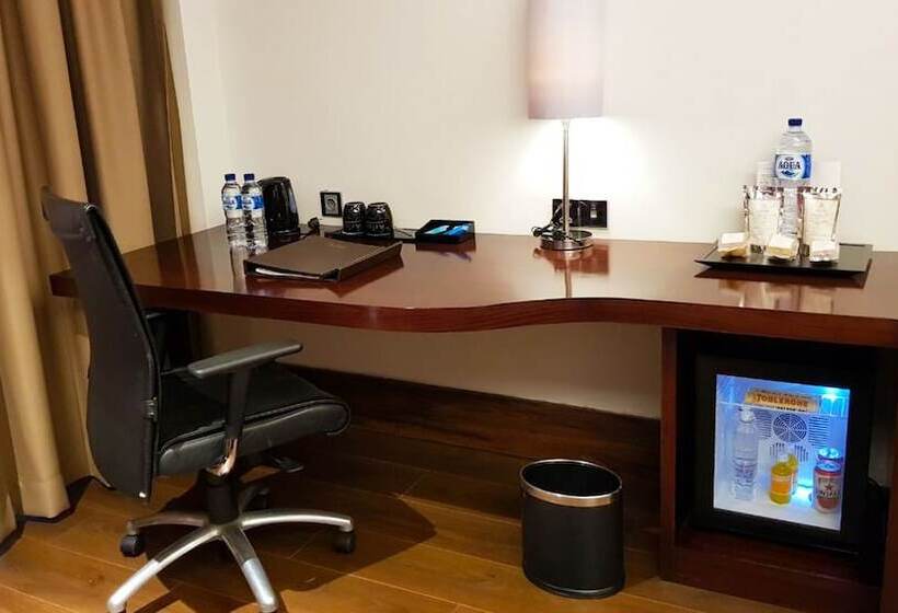 디럭스 룸, The Arista