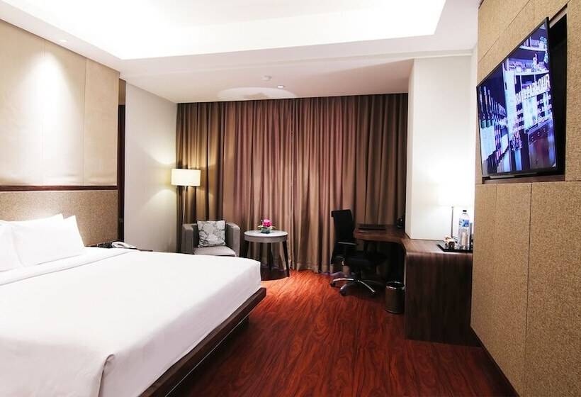 디럭스 룸, The Arista