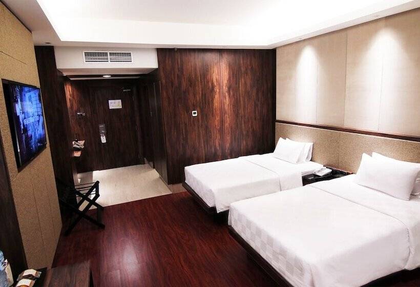 디럭스 룸, The Arista