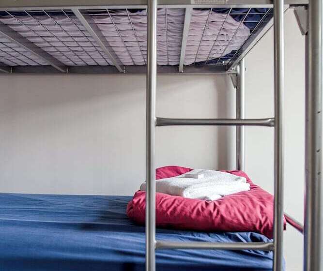 מיטה בחדר משותף, The Cambridge