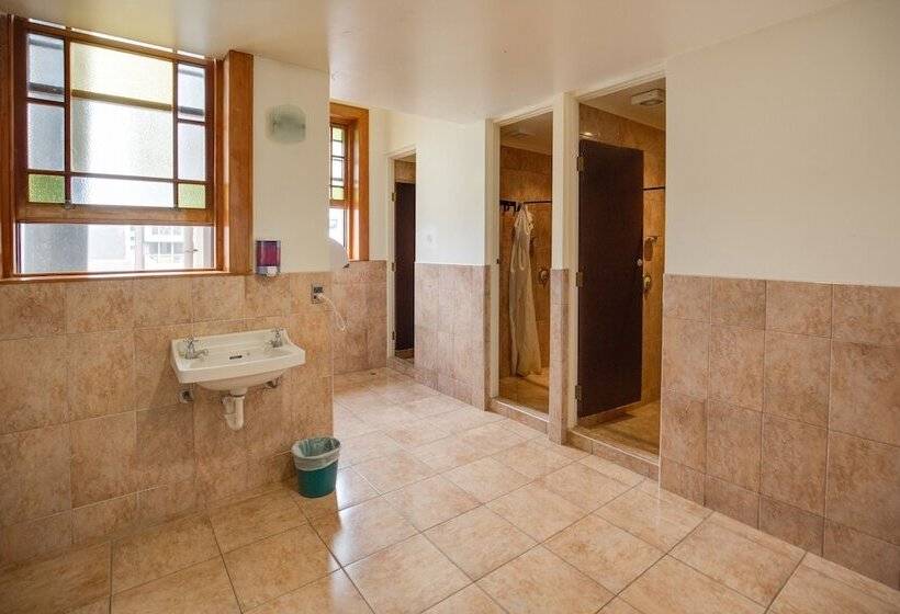 מיטה בחדר משותף, The Cambridge