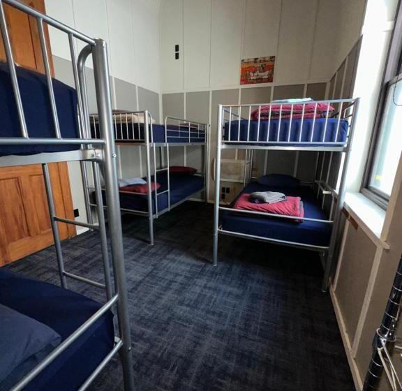 מיטה בחדר משותף, The Cambridge