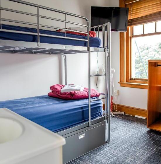 מיטה בחדר משותף, The Cambridge