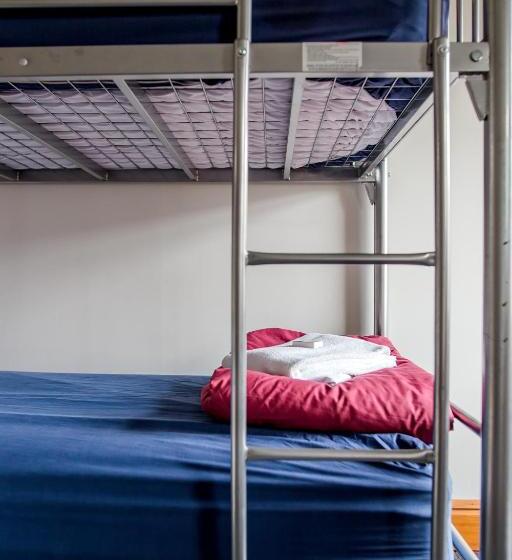 מיטה בחדר משותף, The Cambridge