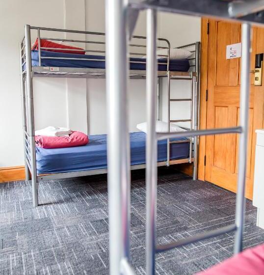 מיטה בחדר משותף, The Cambridge