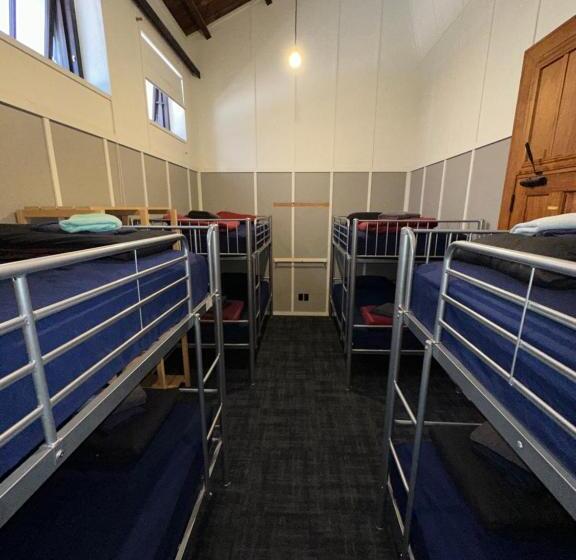 מיטה בחדר משותף, The Cambridge