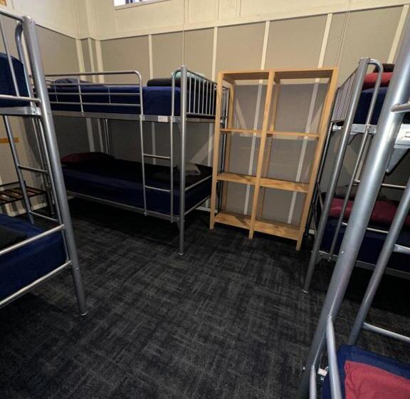 מיטה בחדר משותף, The Cambridge