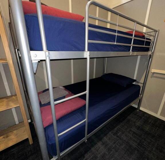 מיטה בחדר משותף, The Cambridge