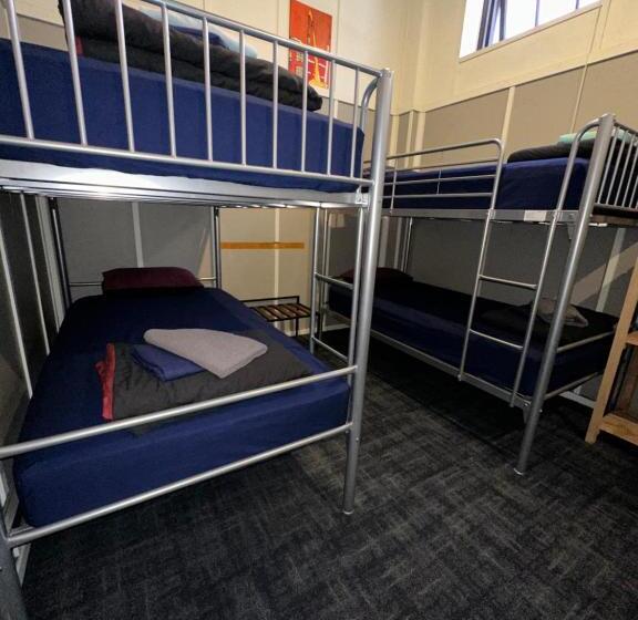 Cama em Quarto Compartilhado, The Cambridge