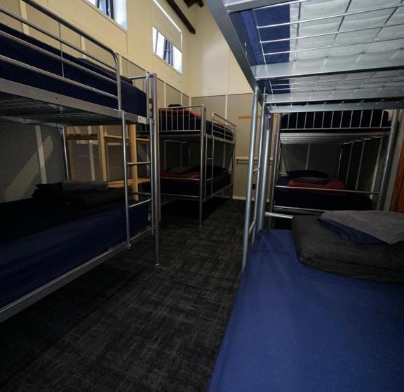 מיטה בחדר משותף, The Cambridge