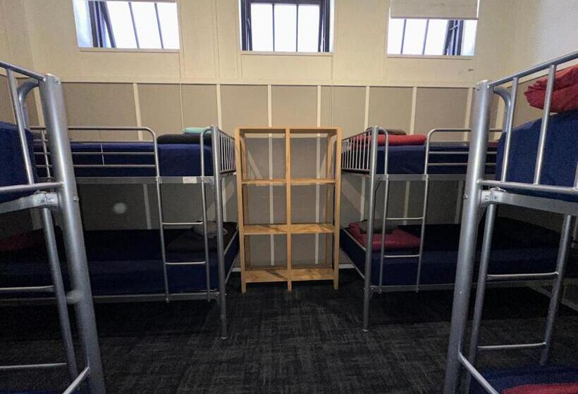 מיטה בחדר משותף, The Cambridge