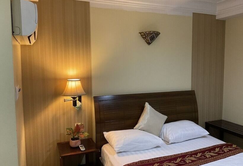 اتاق لوکس سه تخته, Minh Chau