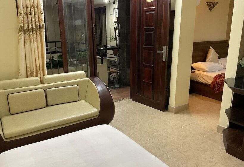 اتاق لوکس سه تخته, Minh Chau