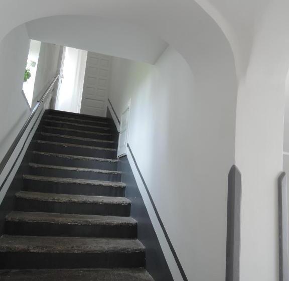 خانه 1 خوابه, La Casa Nel Cortile