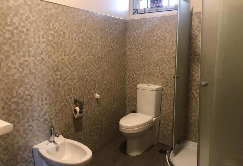 豪华三人间, The Hill Town Cottage