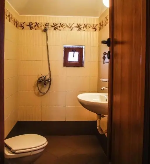 اتاق کلاسیک سه تخته, Guest House Yoanna