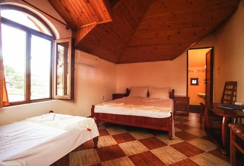 اتاق کلاسیک سه تخته, Guest House Yoanna