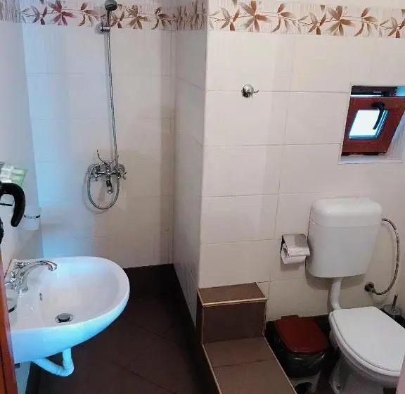 اتاق کلاسیک چهارنفره, Guest House Yoanna