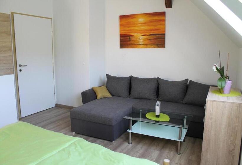 スタンダードスタジオ, Post Hostel For Youth, Students And Pilgrims