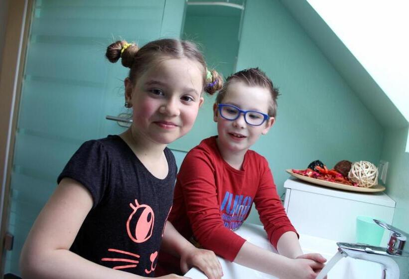 スタンダードスタジオ, Post Hostel For Youth, Students And Pilgrims