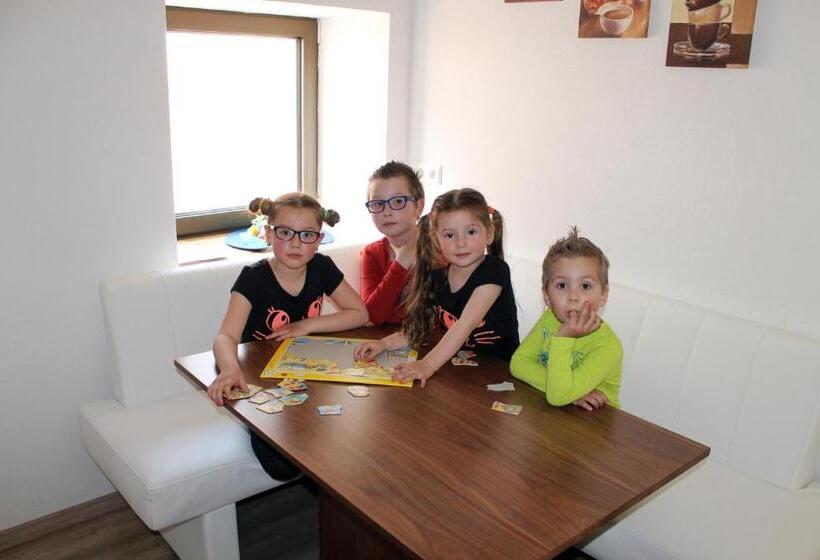 スタンダードスタジオ, Post Hostel For Youth, Students And Pilgrims