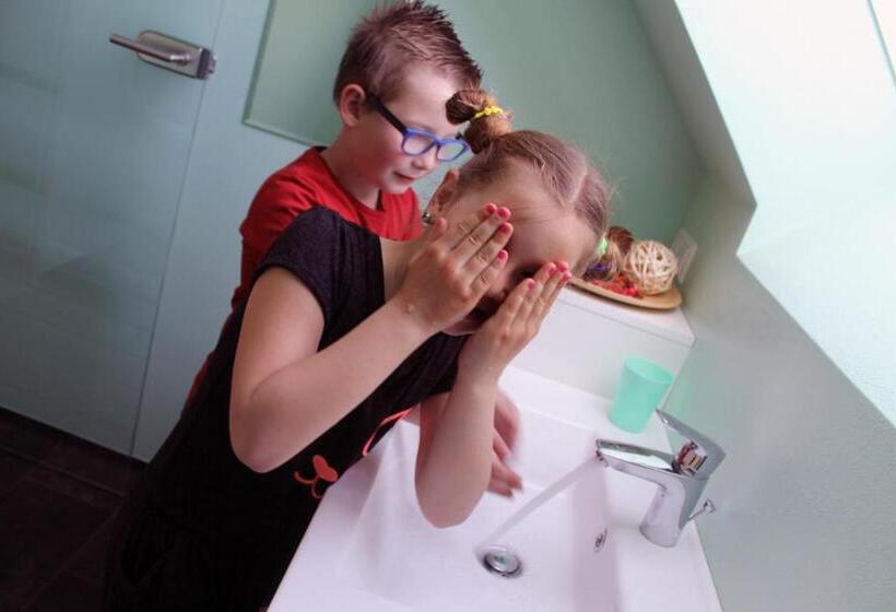 スタンダードスタジオ, Post Hostel For Youth, Students And Pilgrims