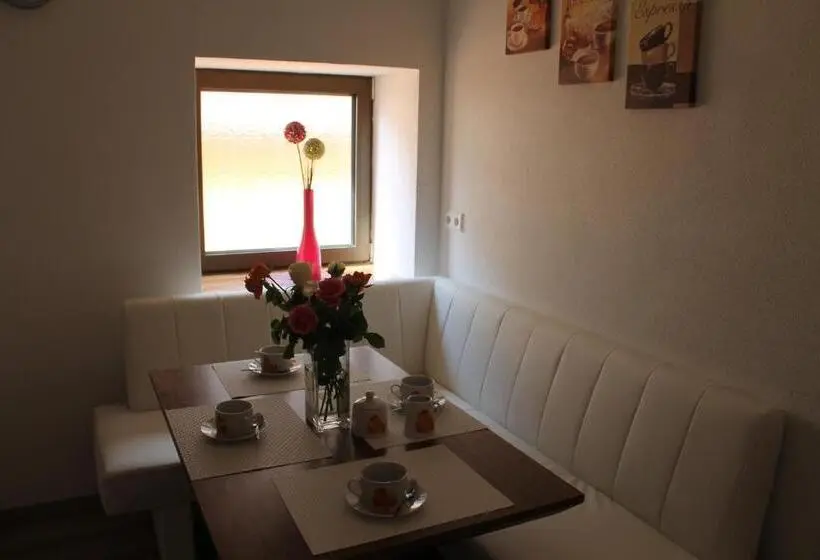 スタンダードスタジオ, Post Hostel For Youth, Students And Pilgrims