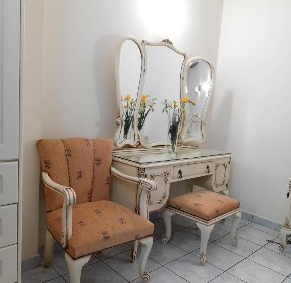 스탠다드 룸, Alex