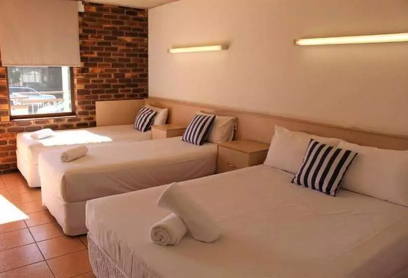 اتاق خانوادگی, Camden Motor Inn