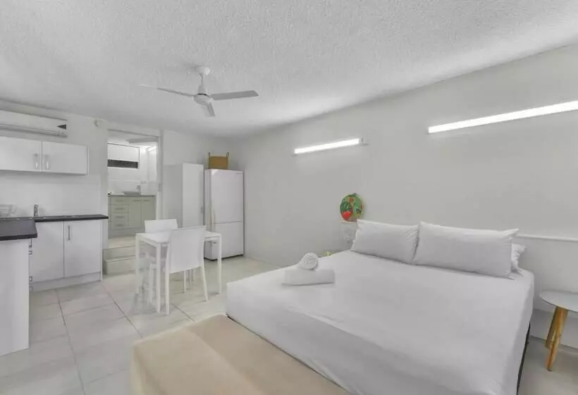 استودیوی لوکس, Camden Motor Inn
