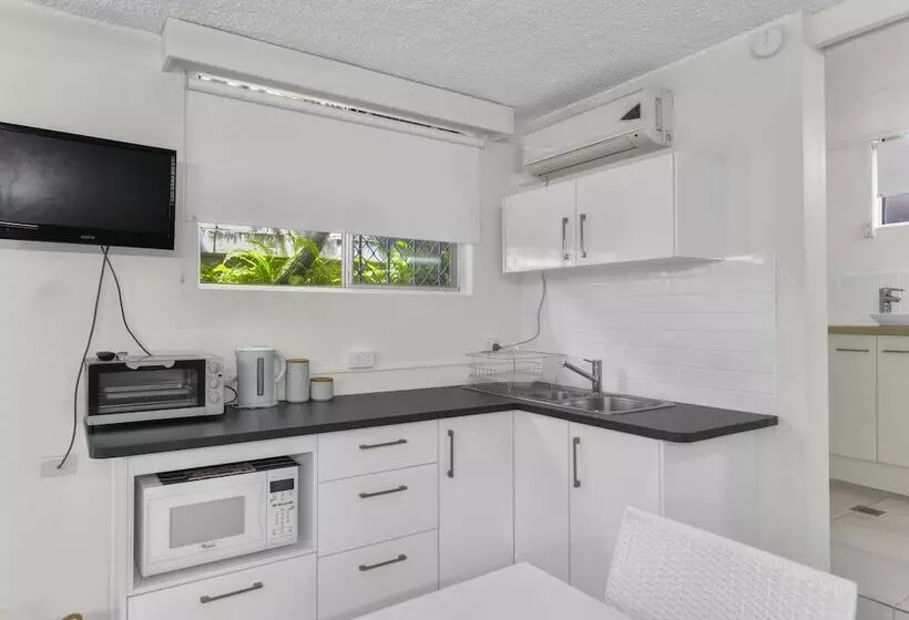 استودیوی لوکس, Camden Motor Inn